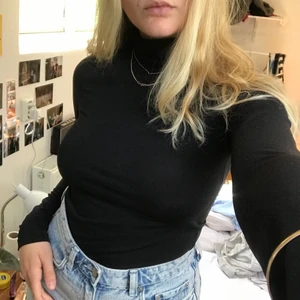 Svart polotröja  - Supersnygg svart polotröja från hm. Jättesnygg i höst till exempel under en kavaj elr kappa💕 mycket bra skick! Lite glansigt material 