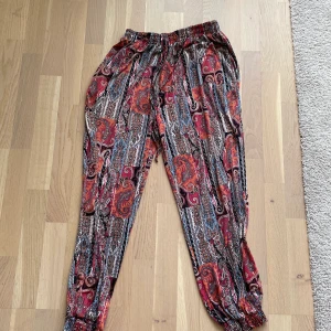 Färgglada byxor - Byxor, onesize inget märke. Lite glidit tunt material.
