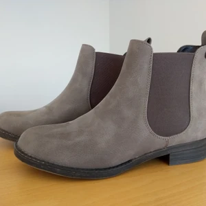 Skor - Ett par skor från DinSko som har storleken 38 och som dessutom är i ett väldigt bra skick, säljes pga att jag aldrig använder längre. Säljer den för 300 kr och mötes upp i Malmö eller Arlöv