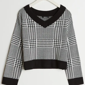 Gina tröja v ringat  - Denna ur snygga tröja från Gina har tyvärr inte kommit till användning bara använd fåtal gånger och är som ny. Köpte denna tröja för 300 kr och säljs nu för 50 men går att buda i kommentarerna ❤️den är även slutsåld på Gina 