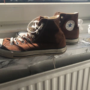 bruna converse 🦋 - säljer nu mina snygga bruna converse då dom inte kommer till användning, så det är bättre om någon som kommer använda dom har dom! de är i storlek 41.5 men passar bra på mig som har storlek 40.5-41. De är i använt skick men är ej sönder eller slitna någonstans. frakten ligger på 66kr, kan även mötas upp i göteborg! Det är bara att skriva ifall man vill se fler bilder på skorna! :D buda vid intresse eller så är priset för att köpa de direkt 500kr!! 🌱