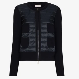 Moncler jacka - Säljer nu min Moncler tonal padder jumper i färgen svart. Jag köpte den på wakakuu för ca 1,5 år sedan för nypris (5000 kr). Den är mycket varsamt använt och har inga skador. Jag har kvitto och prisklapp kvar. Hör av dig om du är intresserad och vill ha fler bilder💛