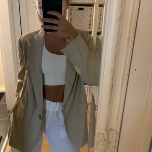 Oversized blazer - Beige blazer från HM, lite större i passformen