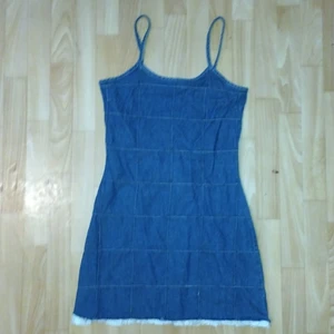 Jeans klänning med rutor i sömnen - Oklart vilken storlek men passar bäst på xs-S. Är själv m och det går an. 