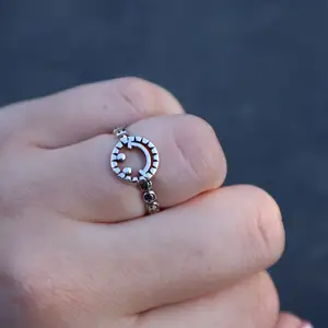 En super fin ring i 925 sterling silver😊 ringen är justerbar och passar därför vem som helt. Frakten är 15kr 