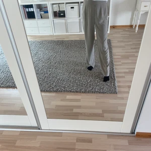 Bik Bok Culottes  - Säljer dessa byxor då det är alldeles förstora för mig. Byxorna är bara använda 2 gånger så är i princip nyskick. De är väldigt pösiga och väldigt sköna då de känns som du inte har några byxor på dig. Är 166 som referens.