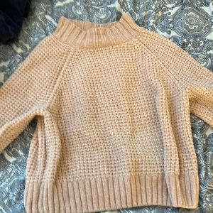 Storlek S, Mysig tröja - Använt några gånger, bra skick alltså inga skador. Billigt pris