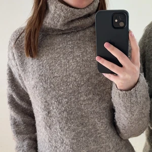 Grå tröja från Na-kd - Säljer denna galet snygga tröja från Na-kd då den tyvärr inte kommer till mycket användning. Frakt tillkommer på 66 kr 💕🥰🍓