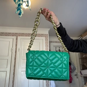 Väska från Zara  -  Väska från Zara den passar inte riktigt på mig men ksk nån av er andvänd några gånger i skolan men i god skick 