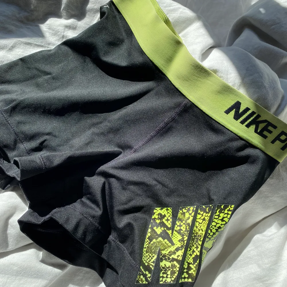 superfina svarta nike pro shorts med neongul logga och midjeband. mycket bra skick då de nästan var för små redan när jag köpte dem…står stl s men känns som xs, frakt tillkommer. Shorts.