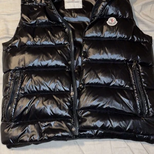 Moncler väst - Äkta moncler väst i storlek S. Inte använda så mycket och inga skador. 