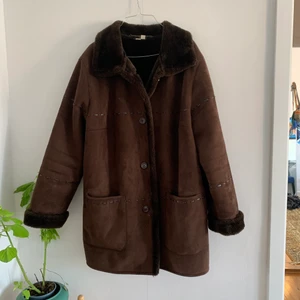 Brun mocka jacka - Thriftade denna skönhet för något år sedan, den är fortfarande i superfint skick och är sååå mjuk å skön💛 yttertyget är någon slags mocka imitation och insidan är fuskpäls. Den har rymliga fickor och värmer väldigt bra! 💛💛 passar S-M skulle jag säga 🥰 