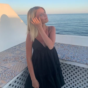 Zara klänning  - !intressekoll! Seeeer ni hur snygg denna klänning är, köpt i Spanien i somras (slutsåld överallt). Bara använd ett par få gånger, som ny. Passar till vardags men också till festligare tillfällen😊😊🙏🏼Storlek S och inköpt för 499 ! Skriv för fler bilder eller om du har frågor. MINA BILDER! Köparen står för frakt 