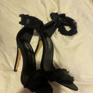 Klackskor  - Svarta tassel klackskor! Aldrig använd 🖤