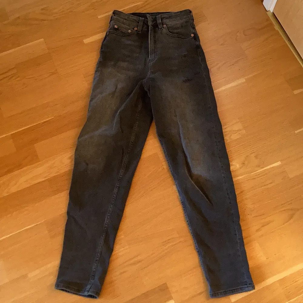 mom jeans från h&m med snygga slitningar. storlek 34 i fint skick. vid köp av 2 eller fler par jeans får du rabatt. möter upp i stockholm, annars står köparen för frakten <3. Jeans & Byxor.