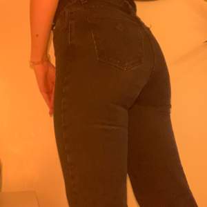 Svarta jeans från Abrand, passar str s/liten m! Sparsamt använda 
