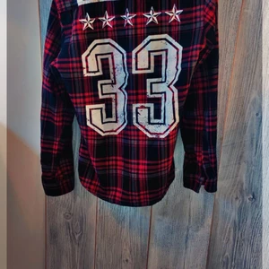 Number 33 - Dkön skjorta som tyvärr blivit för liten. 