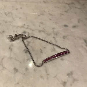 Armband - Silvrigt armband med rosa stenar. Helt oanvänt! Köparen står för frakten💕