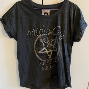 Mötley Crüe - Snygg mötley crüe-tröja i fint skick. Köparen står för frakt. 