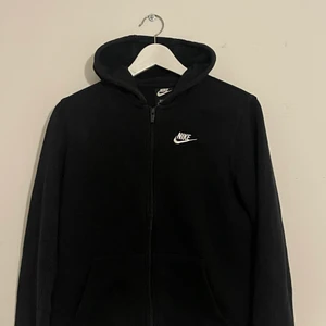 Nike Sportswear Sweatjacka svart  - Köpt från kidsbrandstore. Storleken står i XL ( barnstorlek) och passar till dig som är mellan Xs/s 