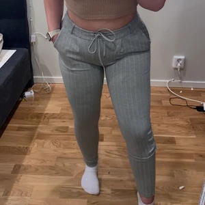 Randiga kostym mjukis - Detta är verkligen dom snyggaste skönaste byxorna någonsin. Så stilrena men ändå super bekväma då dom är gjorda i mjukis material. Byxorna är även superstretchiga och gjort av ett mjukt material. Tyvärr så har ena metalldelen lossnat till snöret, ingenting man tänker på men ändå nämnvärt. Storleken är S men eftersom de är så stretchiga passar de även M och L. För övrigt så är dom superbra kvalite och som nya. 🤗 ✨Tveka inte på att ställa fler frågor, köparen står för frakten 💕