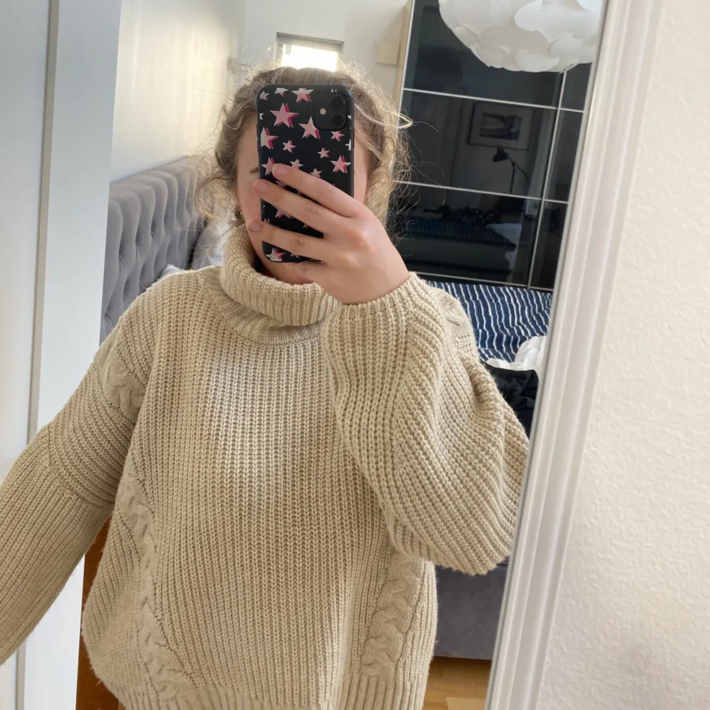 Superfin flätdetalj på sidorna, supermysig turtleneck! Säljer då jag har andra liknande 💓 storlek Xs men skulle passa upp mot M också beroende på hur man vill att den sitter, 150 kr + frakt . Tröjor & Koftor.