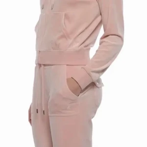 Juicy byxor  - Tänker på att sälja denna juicy byxor eftersom jag vill köpa en annan färg💕 Använda men i nyskick !🙌🏼💗säljer bara vid bra bud.   !!Inte säker att jag vill sälja!! kan också byta mot en annan färg men helst en färgglad 💕