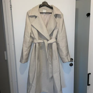 H&M kappa storlek 48  - En jätte fin Beige kappa från H&M. Den är figursydd och passar perfekt nu när våren börjar närma sig 