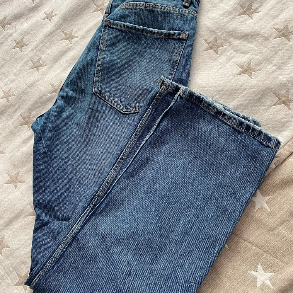 Straight fit jeans i härlig blå denim! Storlek 38! Mjuka och skön passform! Helt nya, endast provade! Av modellen Bershka. Hur snyggt nu till våren med vita sneakers och vårtoppen! Passa på☀️. Jeans & Byxor.