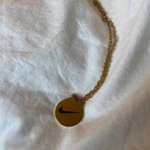 Nike halsband - Super fint , köpt på Plick men har ej kommit till användning, vet ej om den är äkta men har inte rostat elr nåt sånt. Frakt tillkommer. 🤑