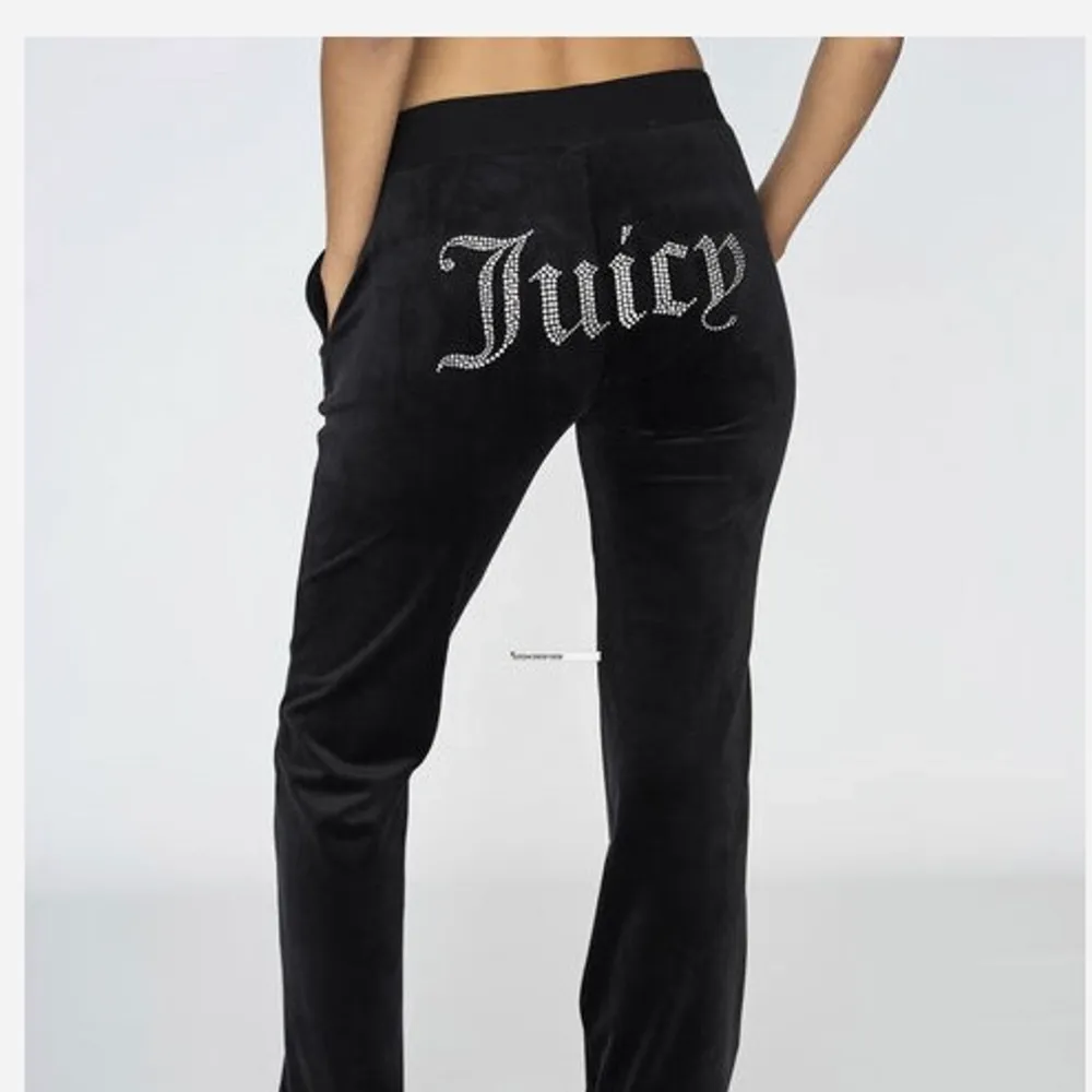 Säljer mina jättefina svarta juicy couture mjukisbyxor 🤍 kontakta mig vid intresse!. Jeans & Byxor.
