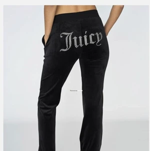 Svarta juicy couture byxor - Säljer mina jättefina svarta juicy couture mjukisbyxor 🤍 kontakta mig vid intresse!