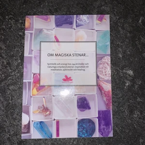 Bok om magiska stenar - En bok om magiska stenar som kan vara rolig att läsa om man är intresserad av astrologi. Om man har stenar/kristaller själv så kan man lära sig mer om det! Originalpris var runt 300kr
