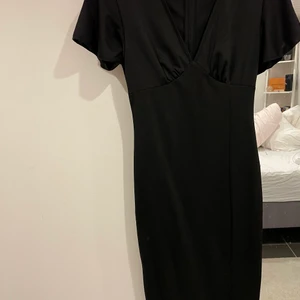 Klänning  - Klänning från shein, storlek 36. Aldrig använd, orkade inte returnera därav säljer jag den. 