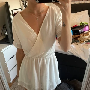 Vit byxdress - Så himla fin vitbyxdress med shorts. Ser typ ut som en klänning på och perfekt till student/konfirmation/sommarn. Storlek xs, endast använd vid ett tillfälle 💕