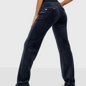 juicy couture - juicy couture i färg night sky!! använda ca 10 gånger, köpte för ca 2 månader sen men dem har inte blivit så använda som jag trodde jag skulle, säljer eftersom dem är för stora💕 har även en liten fläck som inte är jätte synlig men går att få bort 