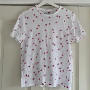 Så fin t-shirt från Zoe Karssen⭐️ inga defekter och superskönt material! Köpt i Köpenhamn för ca 1000kr❤️‍🔥