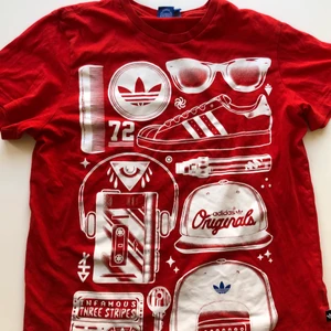 Adidas originals t-shirt - Säljer en retro adidas originals t shirt i storlek M. Cash is king men tar också swish. Möts i Stockholm, står ej för frakten!