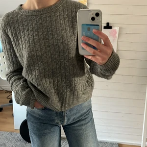 Stickad tröja  - Stickad tröja från bikbok, aldrig använd, passar alla stl mellan xs-xl eftersom att denna tröjan ska sitta tajt men den är i xl så den blir som en vanlig tröja på mig som är xs, 