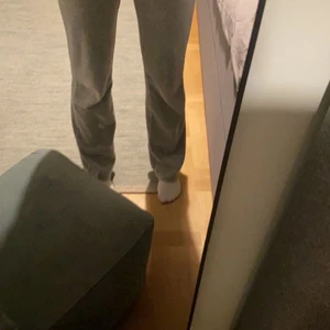 Joucy couture byxor - grå - Säljer nu mina favorit byxor då de tyvärr har blivit lite små! Fick de i julas så det är nästan i nyskick! Inga skador eller något slut på dom! Köptes för 1100! Köparen står för frakt🙌🏼