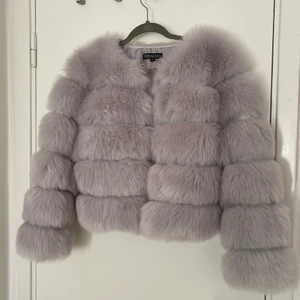 Gråa pälsjacka - Perfekt skick, använt några fåtal gånger. Köpt från Veraldo i strl S. Väldigt skön inuti och går att stänga helt. Säljer för 800.