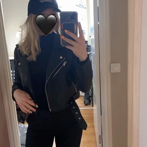 SKINNJACKA PULL&BEAR - Säljer min favvo jacka eftersom den blivit förliten😭 Helt vanlig svart skinnjacka från pull&bear! 