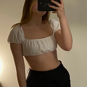 Vit topp - Säljer denna söta toppen från h&m i storlek S, använd ett fåtal gånger. 90kr plus frakt (45kr) 💓💖💓