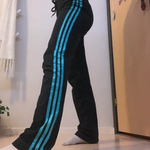 Adidas - Ett par blåa adidas mjukis byxor köpt från sellpy. Lågmidjade. Helt ok skick har sytt de där nere då de varit trasiga.