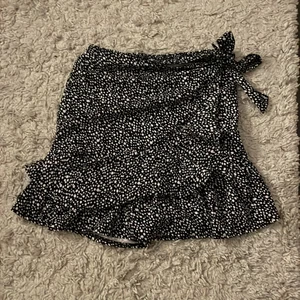 Volangkjol - Säljer denna jätte fina volangkjolen ifrån shein, den är knappt använd och därför är den i jätte bra skick! 🤍