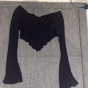  svart kort långärmad tröja  - En svart kort långärmad tröja som jag aldrig har använt.den basar tyvärr inte mig men den är jättefin💕