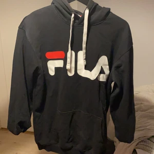 Fila hoodie svart - Denna hoodie säljs för att den inte används längre och har inte heller varit använd speciellt många gånger. Den är inte fläckig någonstans och ser hyfsat ny ut. Det är storlek S! Nypris: 400kr och köparen står för frakten!