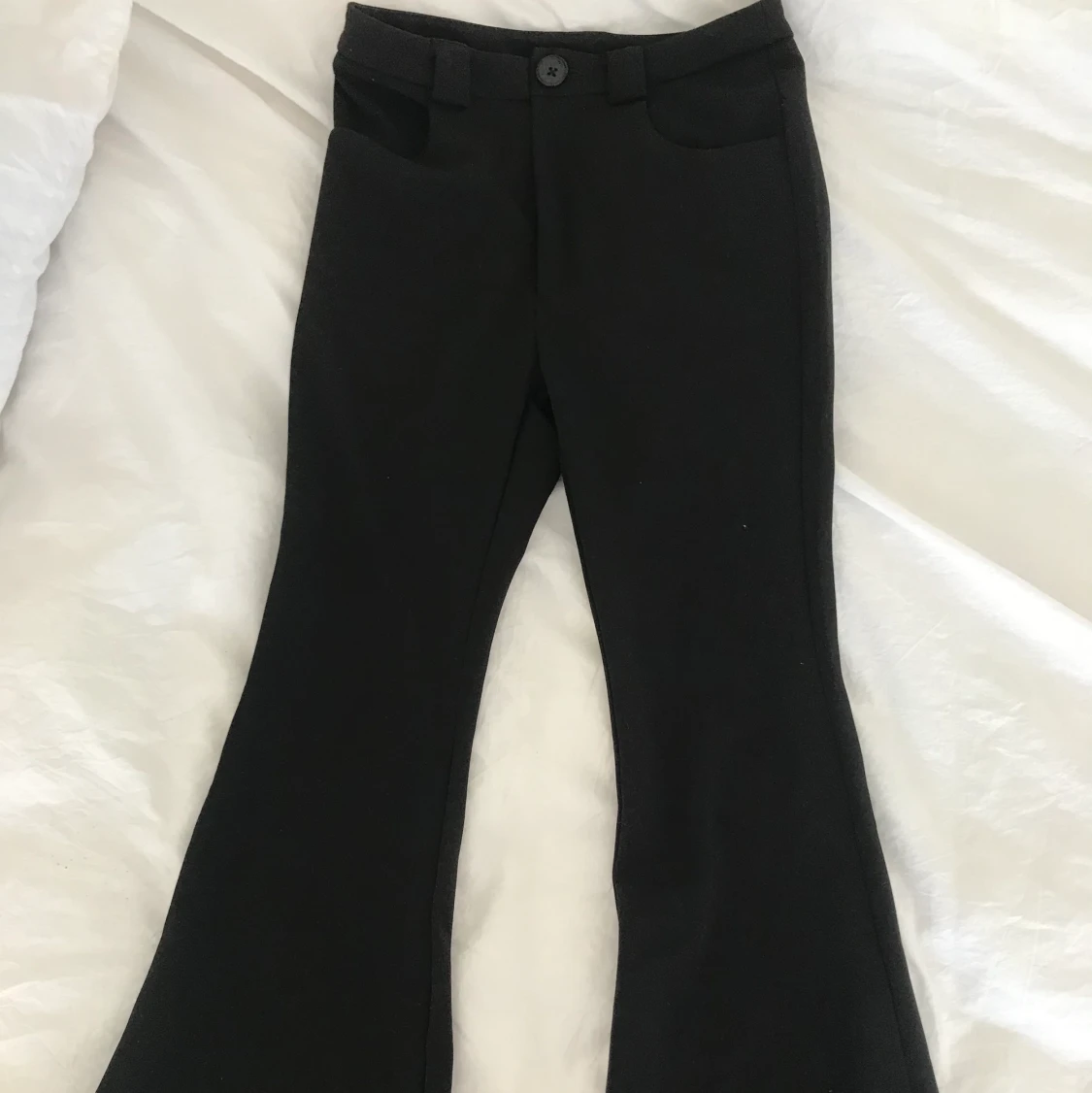 Utsvängda kostymbyxor