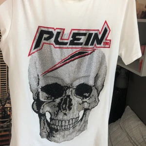 Philipp plein tshirt  - Äkta philipp plein tshirt beställd från miinto. Ordinarie pris ca 7500kr. Säljer den för 1500 pga av att jag inte använder den. Storlek m true to size.                            Kontakta gärna ifall du har några frågor.                     Sickas spårbar frakt via postnord