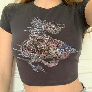 Baby Tee - Kul ”baby tee” med drake mönster! 